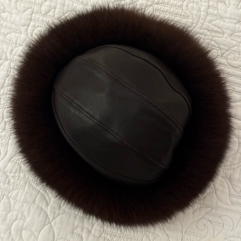 Hat-Genuine mink, and leather.￼